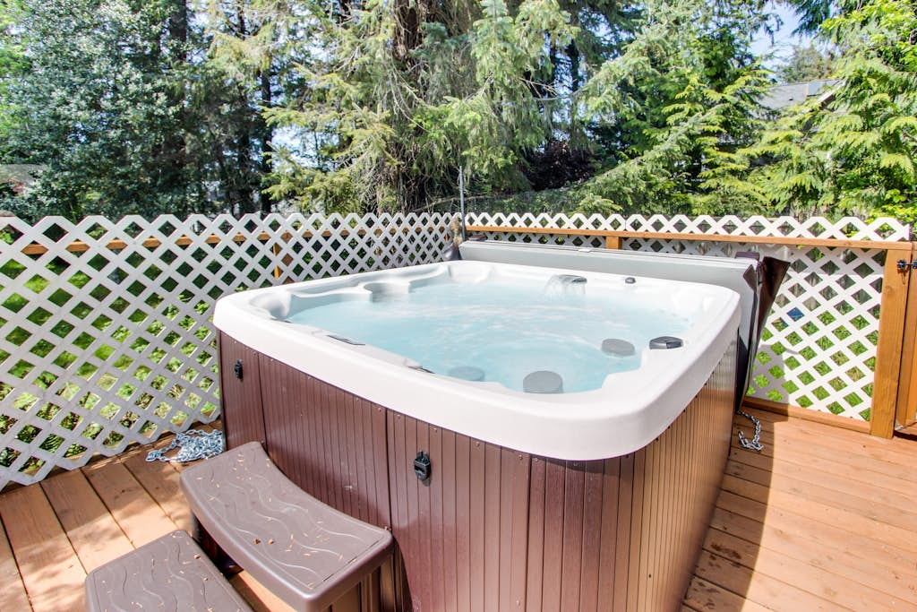 Cozy home with private hot tub, near Ridge Trail and golf
