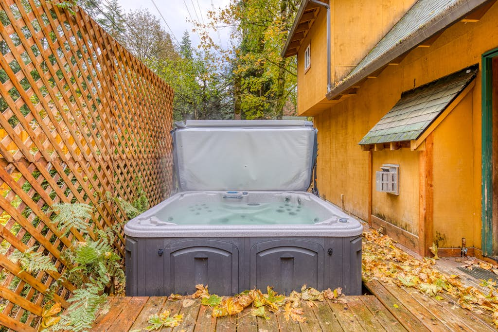 Dog-friendly cabin with deck, fenced yard, game room, & hot tub