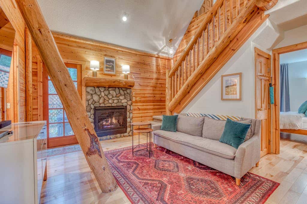 Dog-friendly cabin with deck, fenced yard, game room, & hot tub