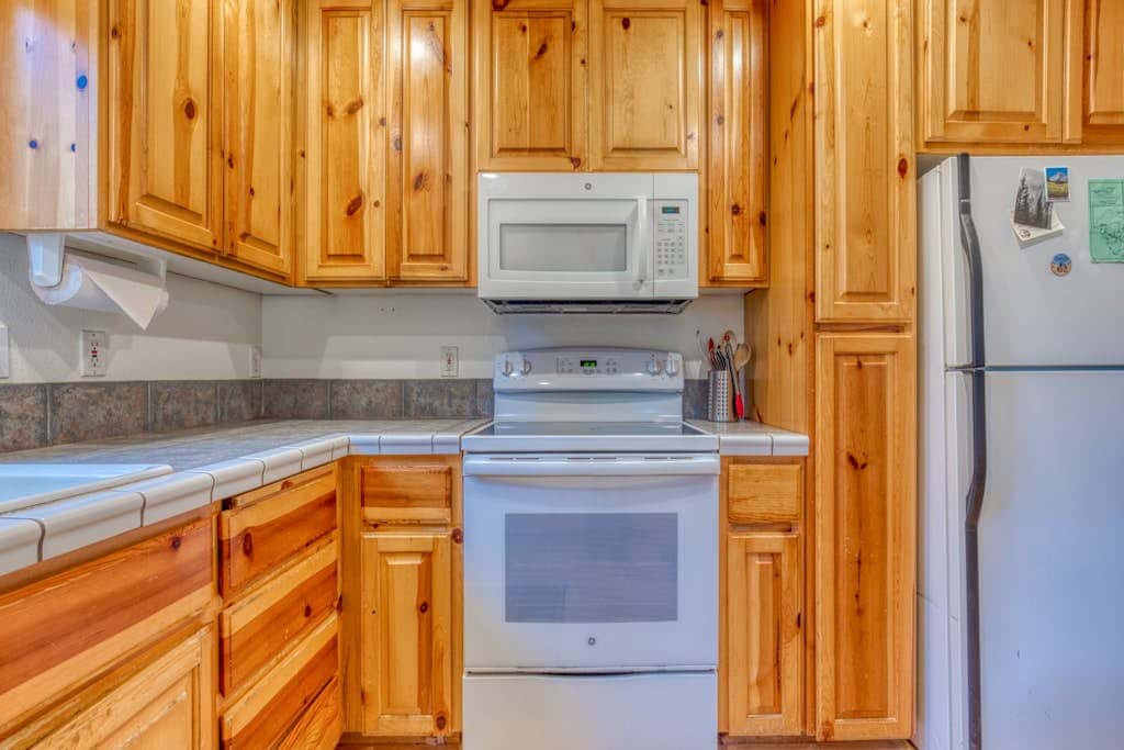 Dog-friendly cabin with deck, fenced yard, game room, & hot tub