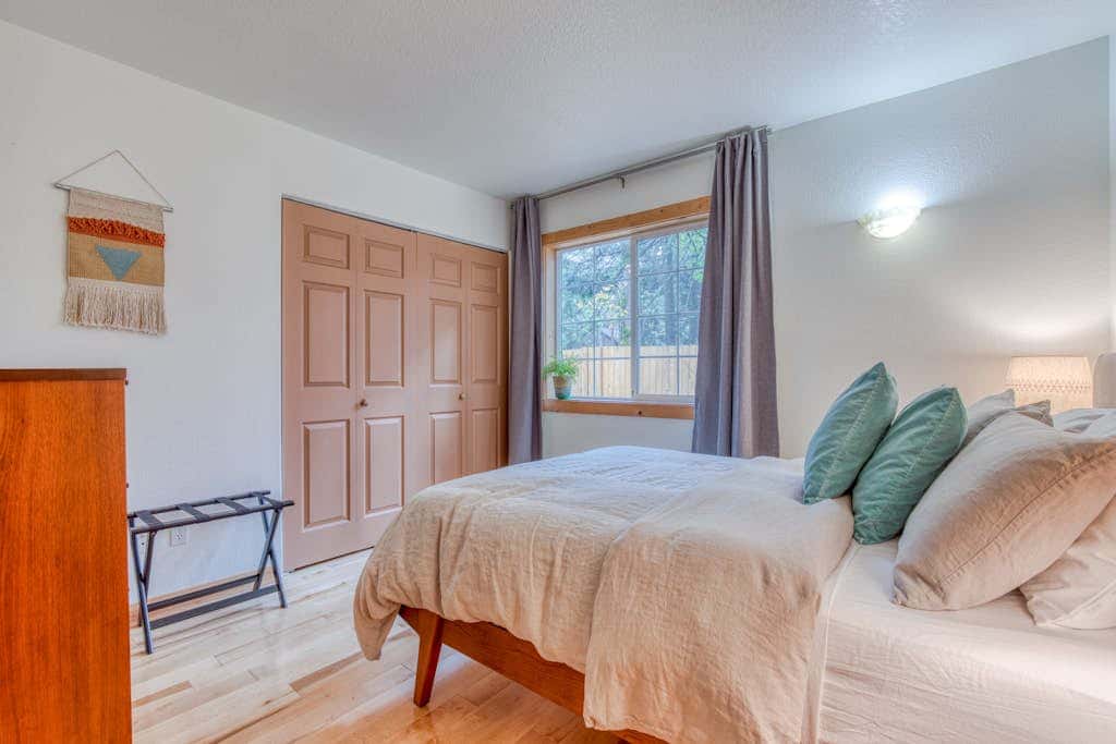 Dog-friendly cabin with deck, fenced yard, game room, & hot tub