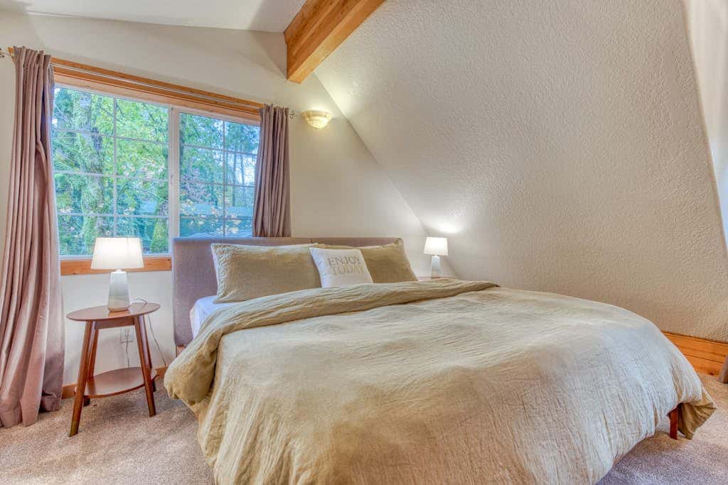 Dog-friendly cabin with deck, fenced yard, game room, & hot tub