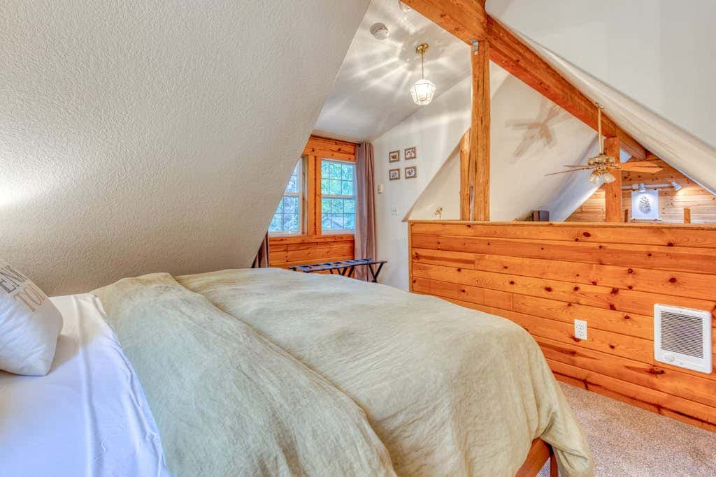 Dog-friendly cabin with deck, fenced yard, game room, & hot tub
