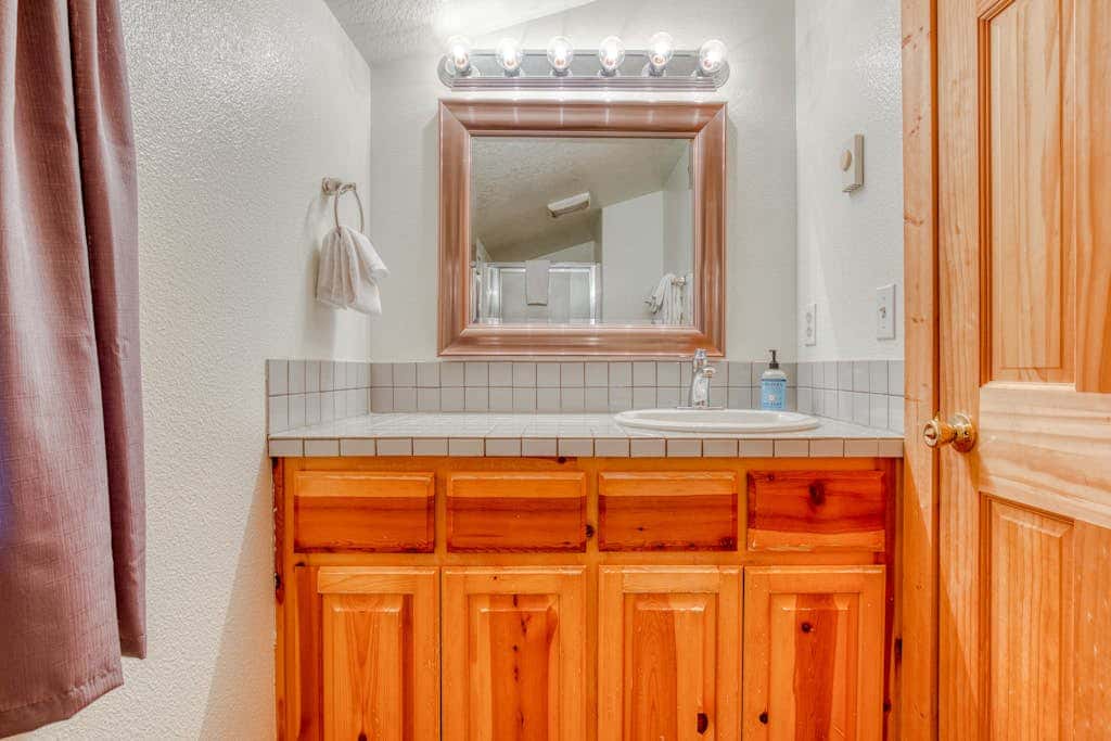 Dog-friendly cabin with deck, fenced yard, game room, & hot tub