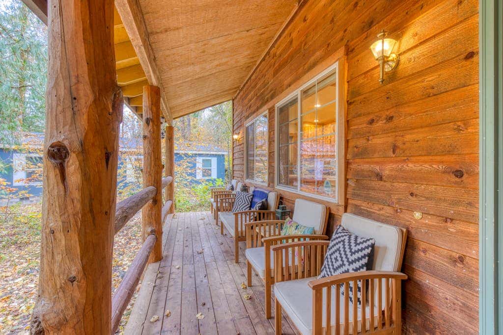 Dog-friendly cabin with deck, fenced yard, game room, & hot tub