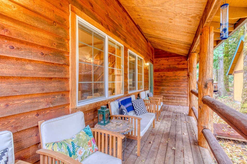 Dog-friendly cabin with deck, fenced yard, game room, & hot tub