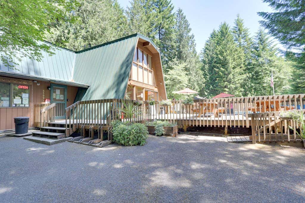 Dog-friendly cabin with deck, fenced yard, game room, & hot tub