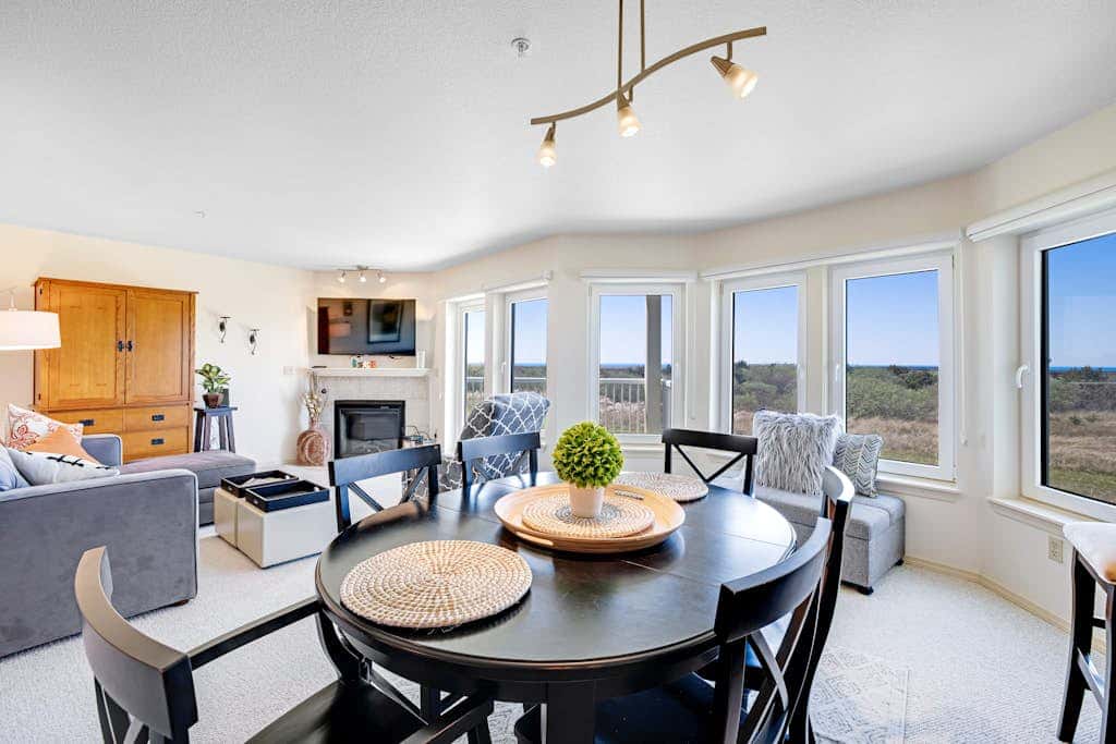 Sunny & stylish oceanfront condo with WiFi, washer/dryer & private balcony