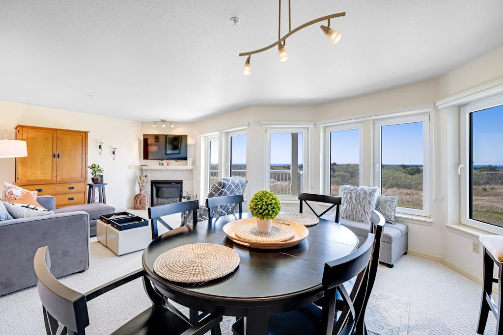 Sunny & stylish oceanfront condo with WiFi, washer/dryer & private balcony