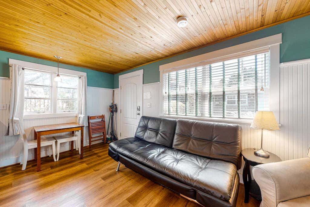 Airy Dog-Friendly Cottage with Free WiFi, Firepalce - Near Beach & Downtown