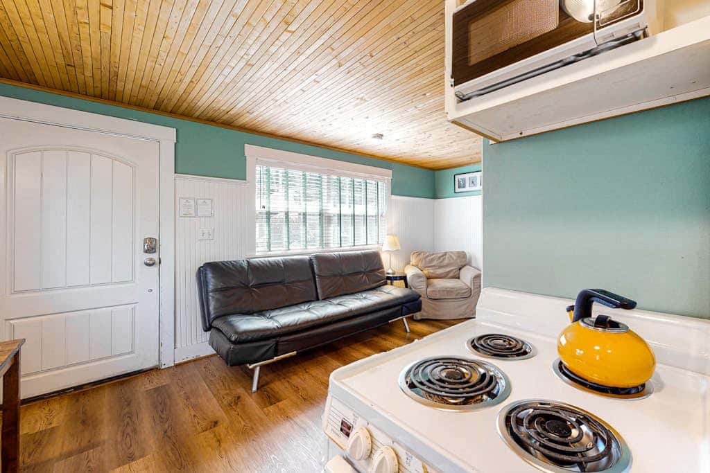 Airy Dog-Friendly Cottage with Free WiFi, Firepalce - Near Beach & Downtown