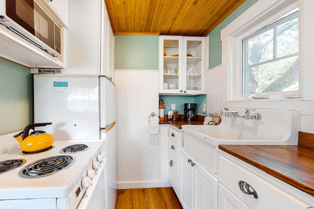 Airy Dog-Friendly Cottage with Free WiFi, Firepalce - Near Beach & Downtown