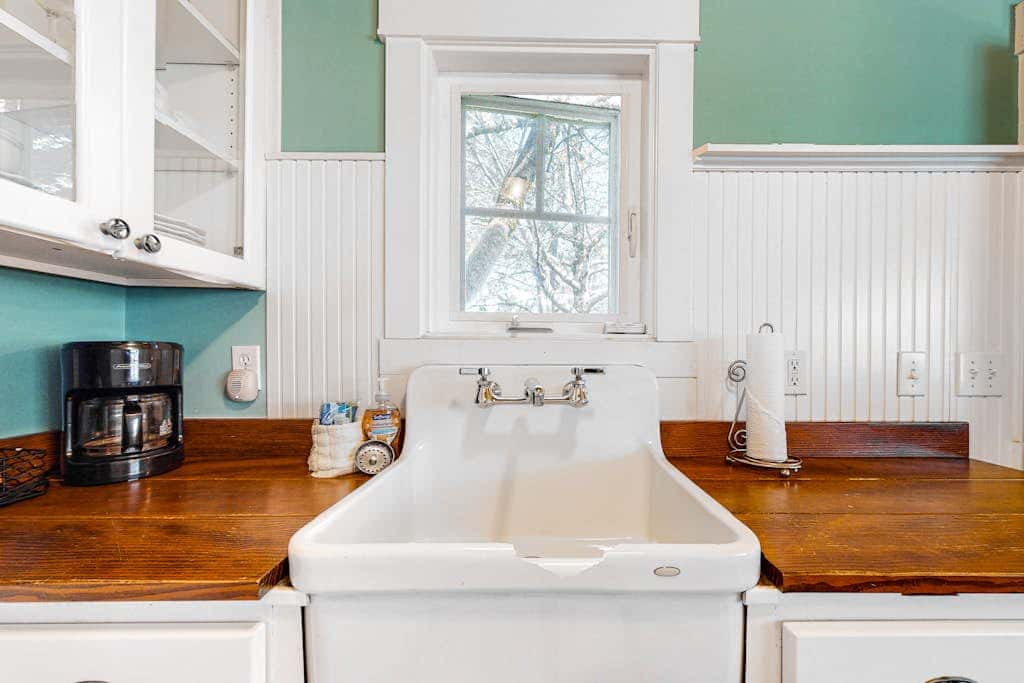 Airy Dog-Friendly Cottage with Free WiFi, Firepalce - Near Beach & Downtown