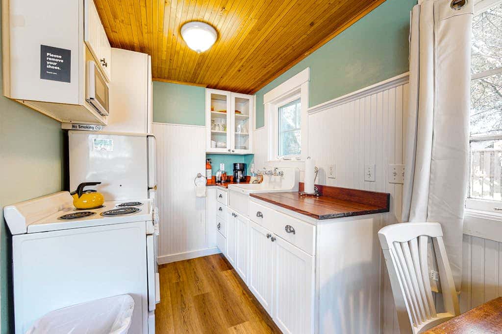Airy Dog-Friendly Cottage with Free WiFi, Firepalce - Near Beach & Downtown