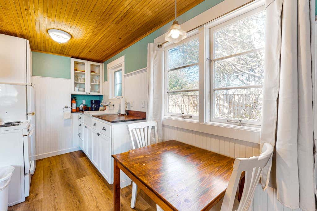 Airy Dog-Friendly Cottage with Free WiFi, Firepalce - Near Beach & Downtown