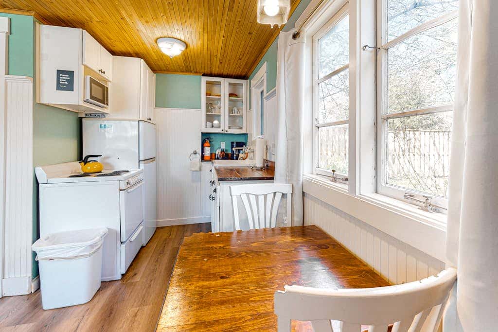 Airy Dog-Friendly Cottage with Free WiFi, Firepalce - Near Beach & Downtown