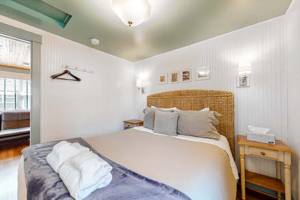 Airy Dog-Friendly Cottage with Free WiFi, Firepalce - Near Beach & Downtown