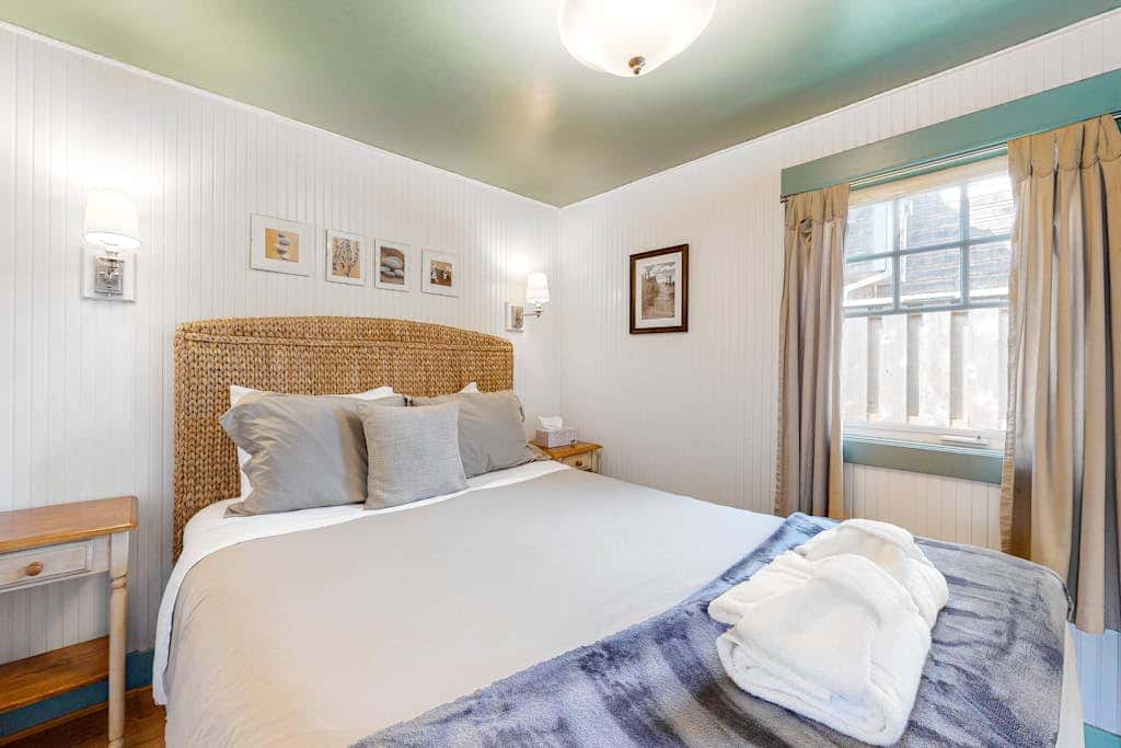 Airy Dog-Friendly Cottage with Free WiFi, Firepalce - Near Beach & Downtown
