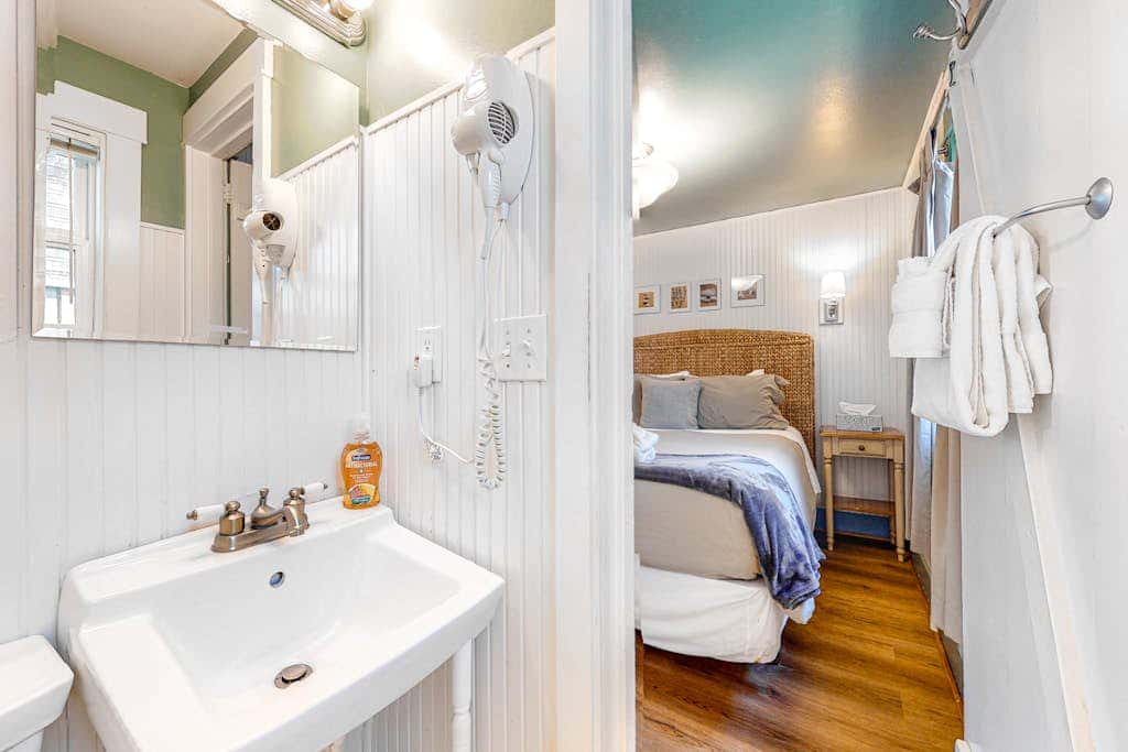Airy Dog-Friendly Cottage with Free WiFi, Firepalce - Near Beach & Downtown