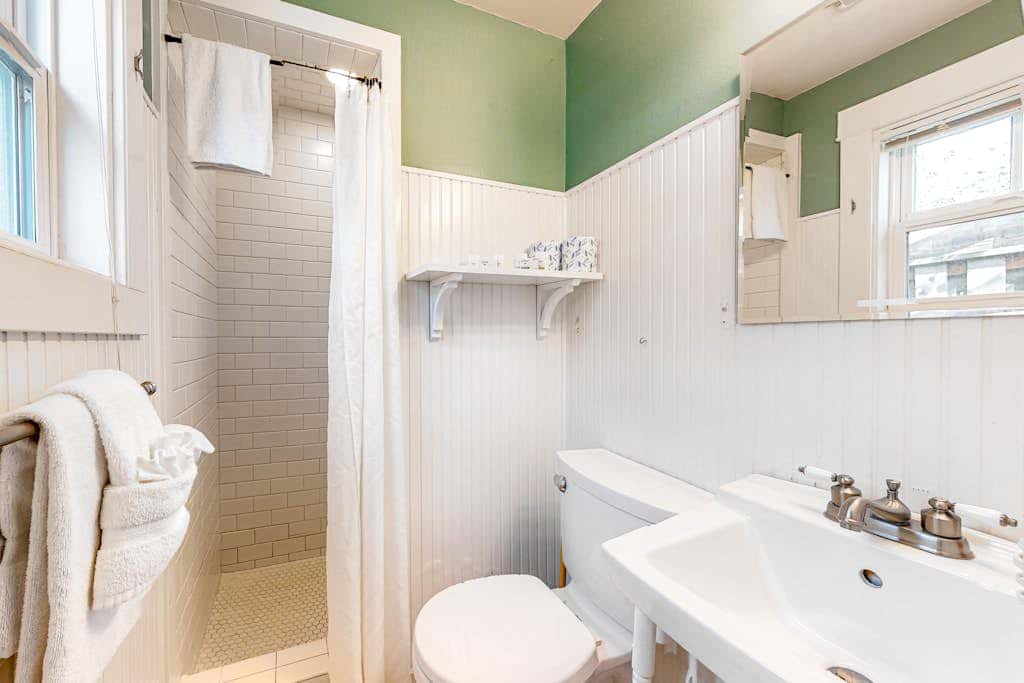 Airy Dog-Friendly Cottage with Free WiFi, Firepalce - Near Beach & Downtown
