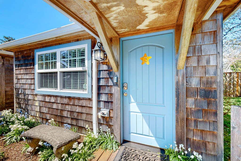 Airy Dog-Friendly Cottage with Free WiFi, Firepalce - Near Beach & Downtown