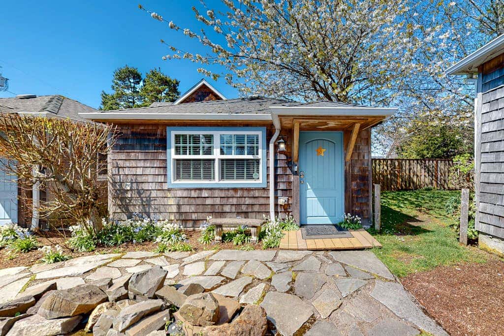 Airy Dog-Friendly Cottage with Free WiFi, Firepalce - Near Beach & Downtown