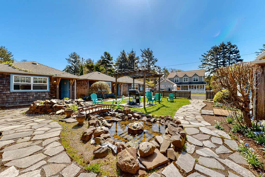 Airy Dog-Friendly Cottage with Free WiFi, Firepalce - Near Beach & Downtown