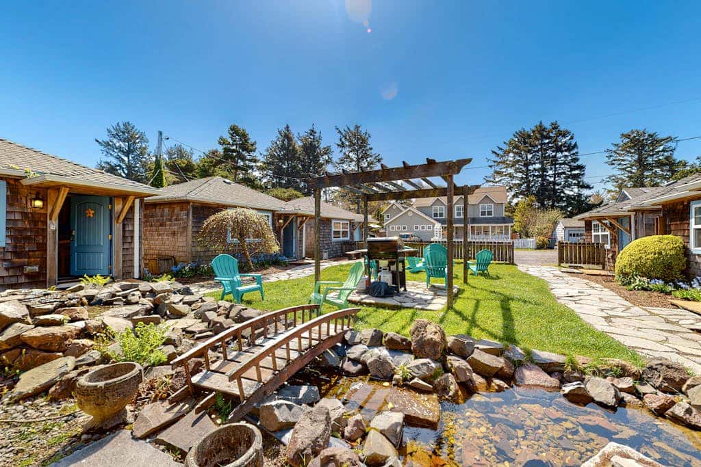 Airy Dog-Friendly Cottage with Free WiFi, Firepalce - Near Beach & Downtown