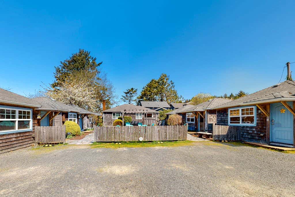Airy Dog-Friendly Cottage with Free WiFi, Firepalce - Near Beach & Downtown