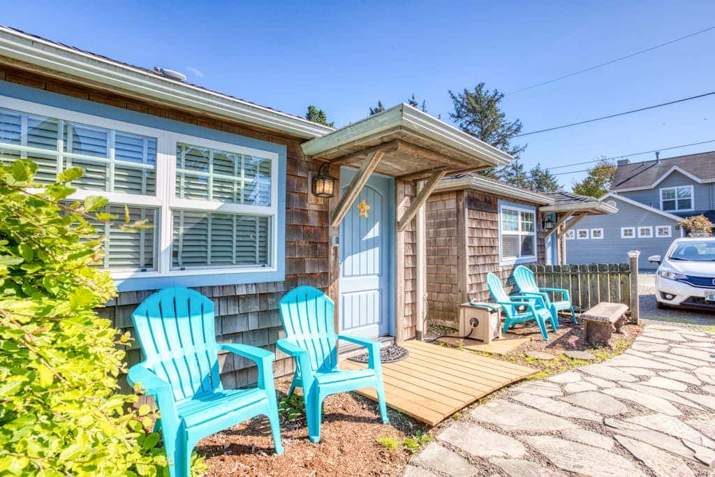 Peaceful Dog-Friendly Cottage with Fireplace, WiFi - Close to Beach & Town
