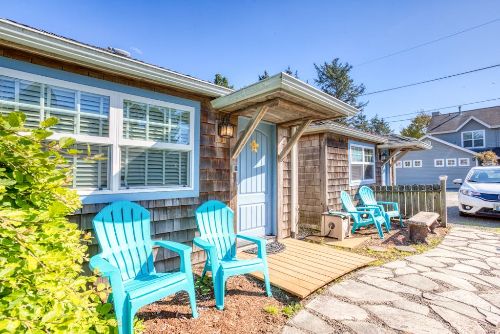 Peaceful Dog-Friendly Cottage with Fireplace, WiFi - Close to Beach & Town
