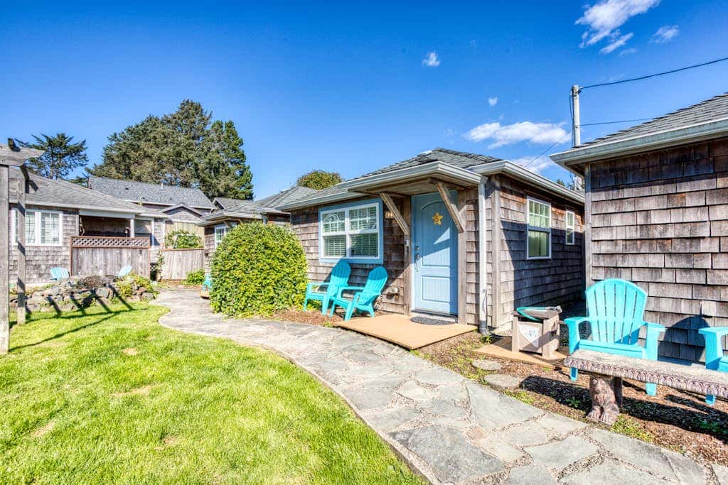 Peaceful Dog-Friendly Cottage with Fireplace, WiFi - Close to Beach & Town