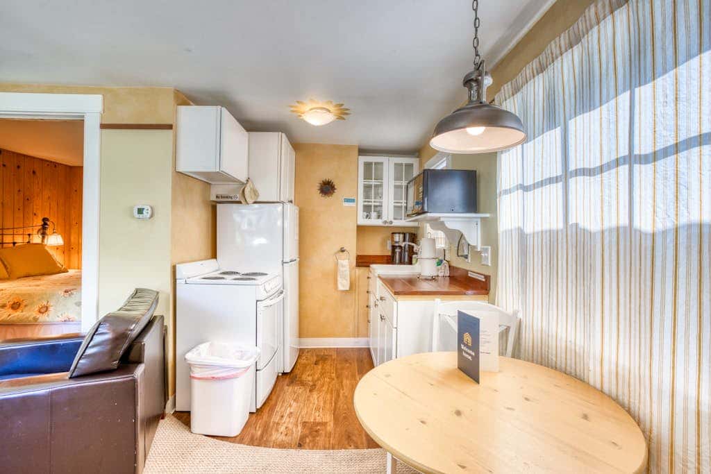 Peaceful Dog-Friendly Cottage with Fireplace, WiFi - Close to Beach & Town