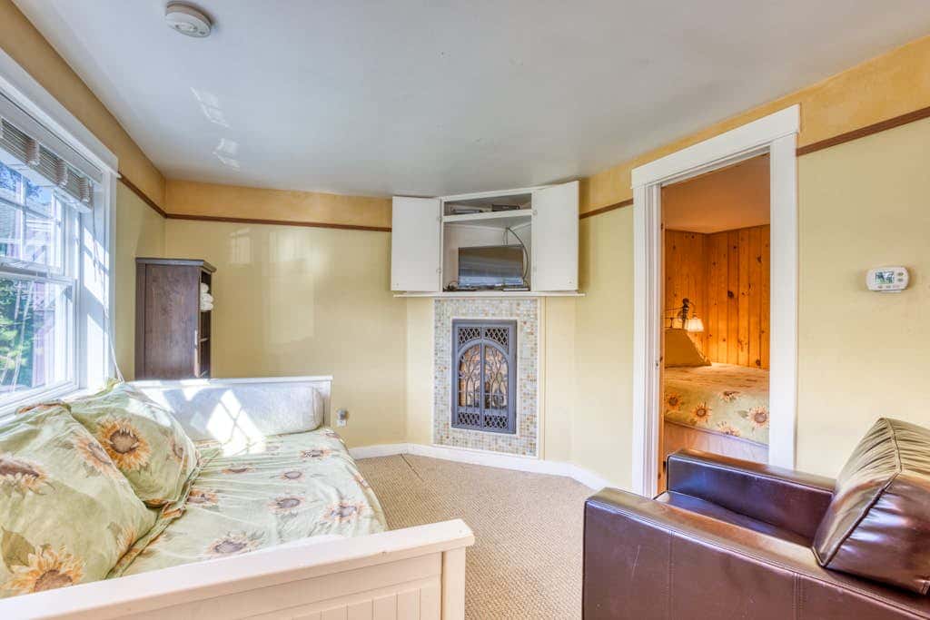 Peaceful Dog-Friendly Cottage with Fireplace, WiFi - Close to Beach & Town