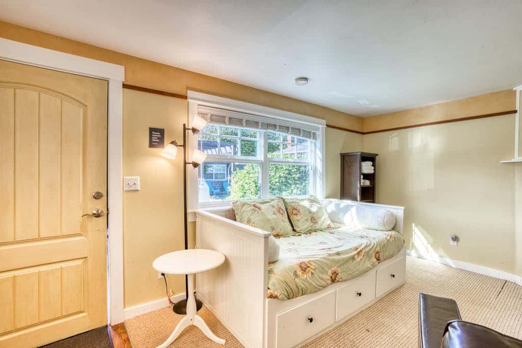 Peaceful Dog-Friendly Cottage with Fireplace, WiFi - Close to Beach & Town