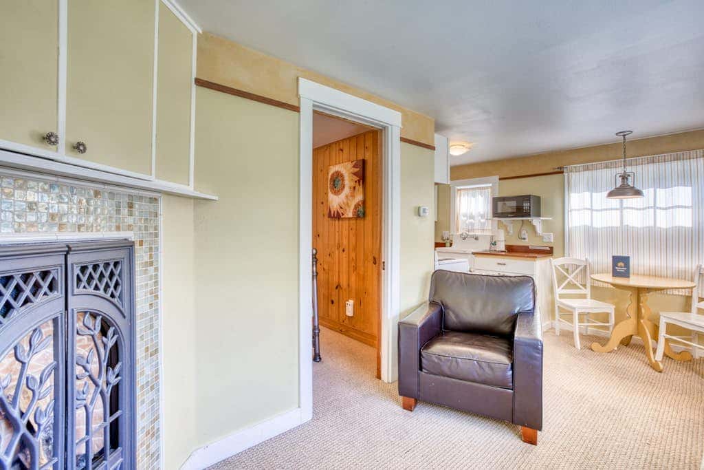 Peaceful Dog-Friendly Cottage with Fireplace, WiFi - Close to Beach & Town