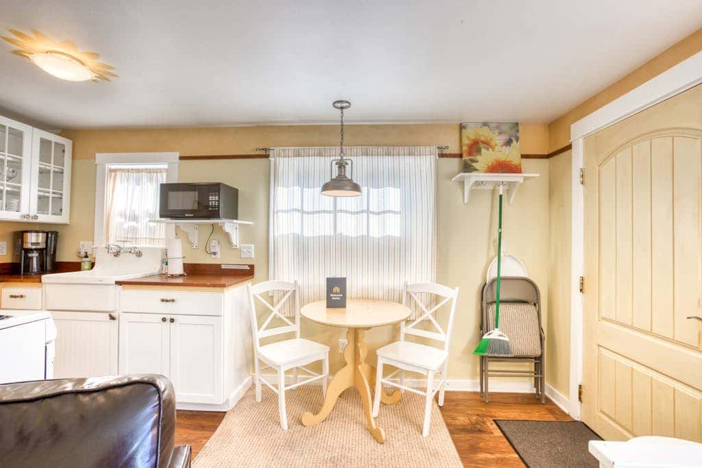 Peaceful Dog-Friendly Cottage with Fireplace, WiFi - Close to Beach & Town