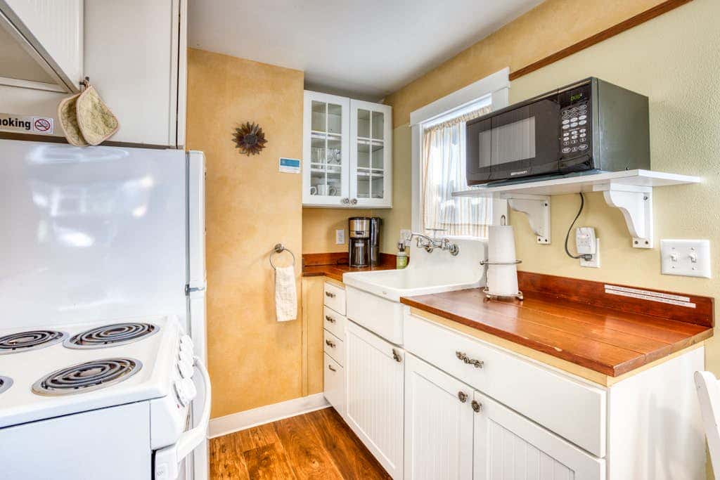 Peaceful Dog-Friendly Cottage with Fireplace, WiFi - Close to Beach & Town