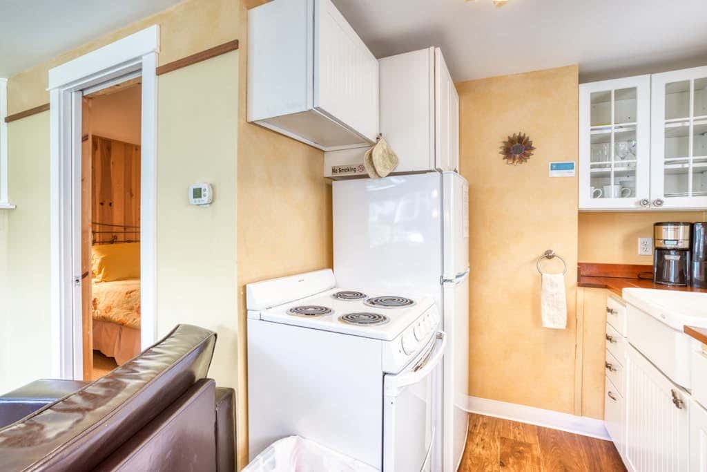 Peaceful Dog-Friendly Cottage with Fireplace, WiFi - Close to Beach & Town