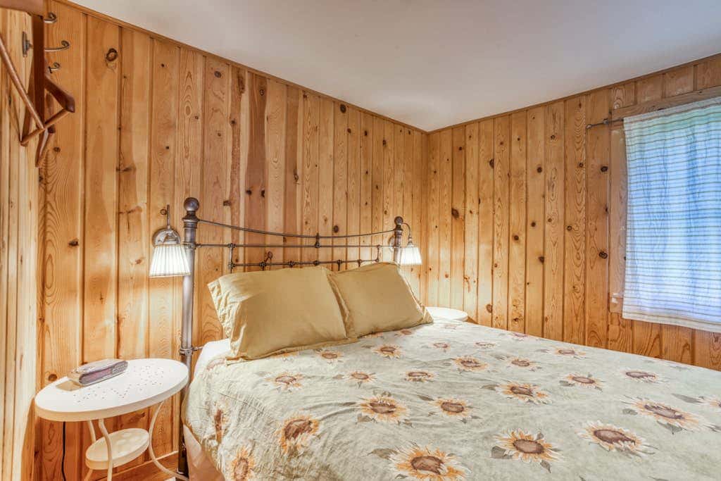 Peaceful Dog-Friendly Cottage with Fireplace, WiFi - Close to Beach & Town