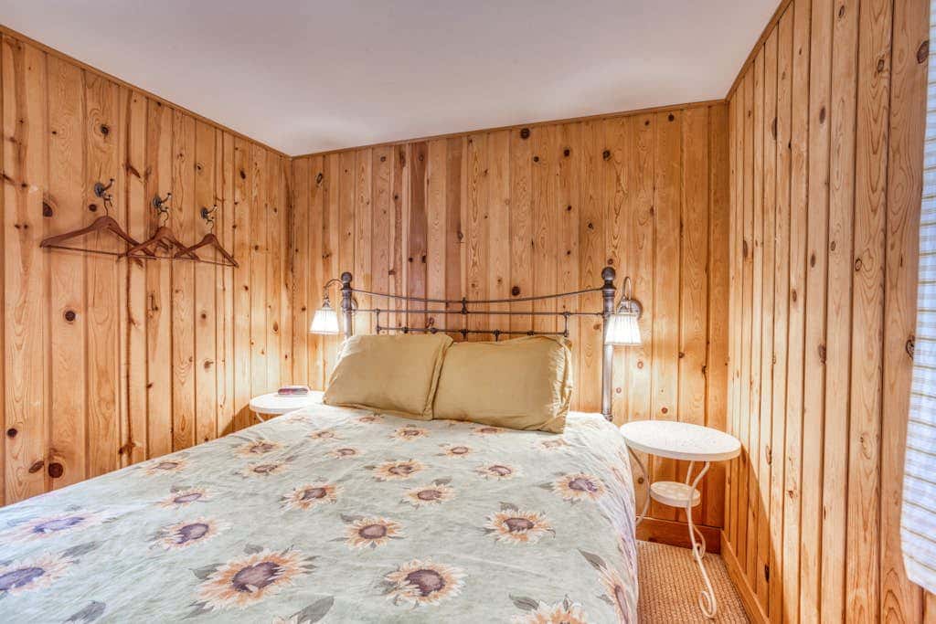 Peaceful Dog-Friendly Cottage with Fireplace, WiFi - Close to Beach & Town