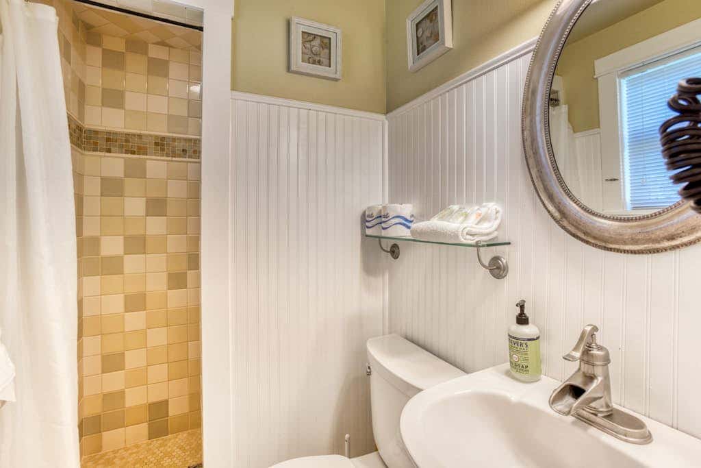 Peaceful Dog-Friendly Cottage with Fireplace, WiFi - Close to Beach & Town