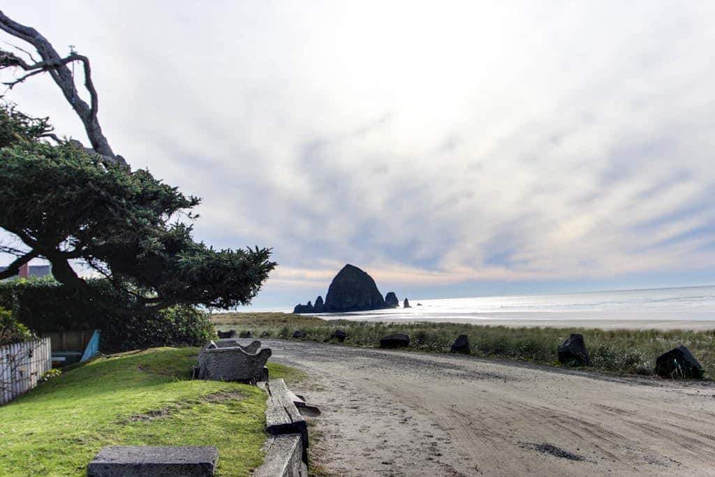 Peaceful Dog-Friendly Cottage with Fireplace, WiFi - Close to Beach & Town