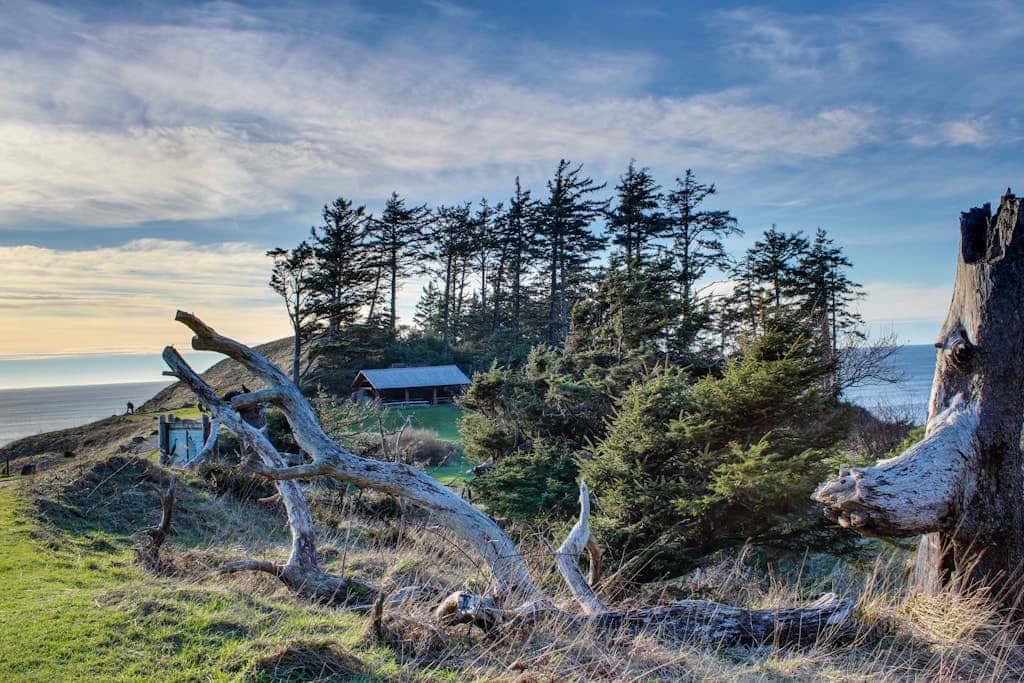 Peaceful Dog-Friendly Cottage with Fireplace, WiFi - Close to Beach & Town