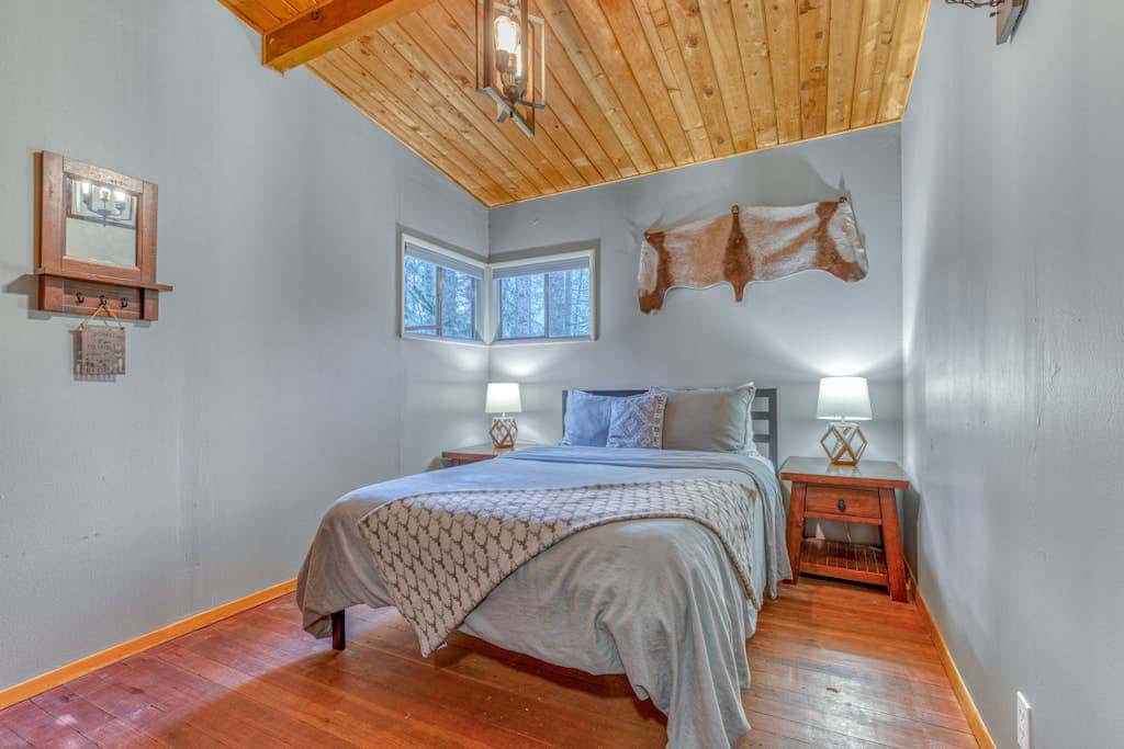 Rustic lodge with private hot tub, fireplace & riverfront views  - dog-friendly