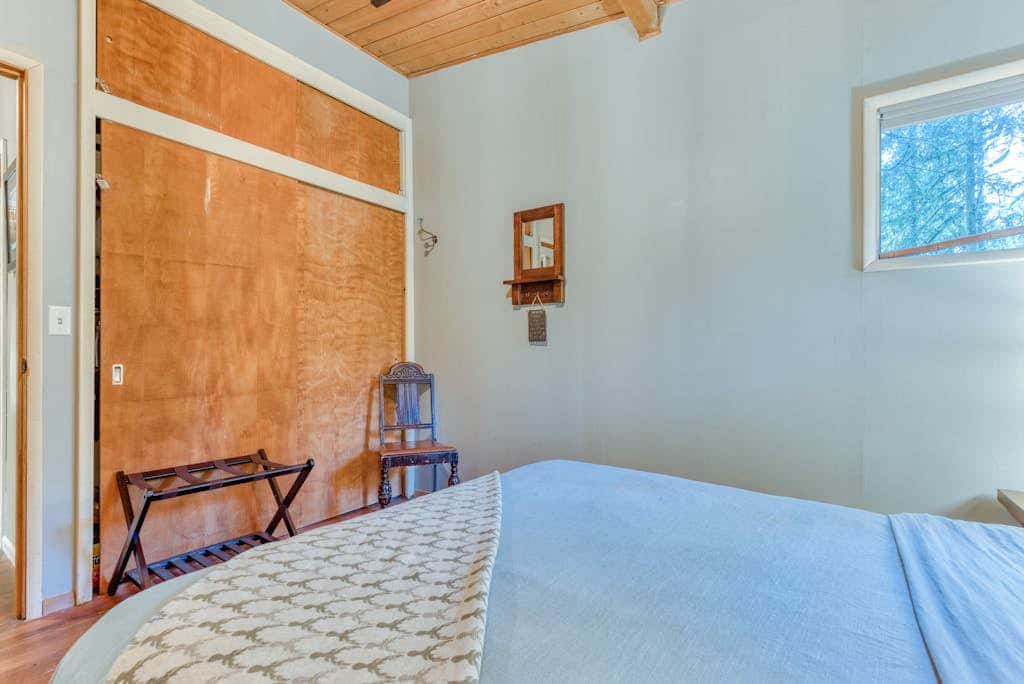 Rustic lodge with private hot tub, fireplace & riverfront views  - dog-friendly