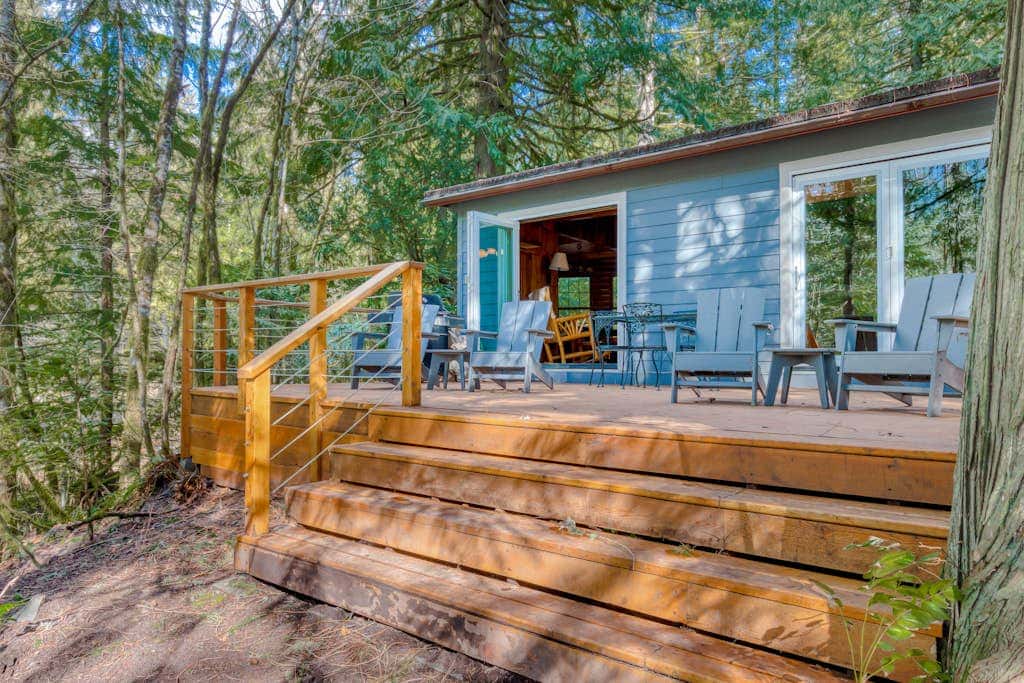 Rustic lodge with private hot tub, fireplace & riverfront views  - dog-friendly