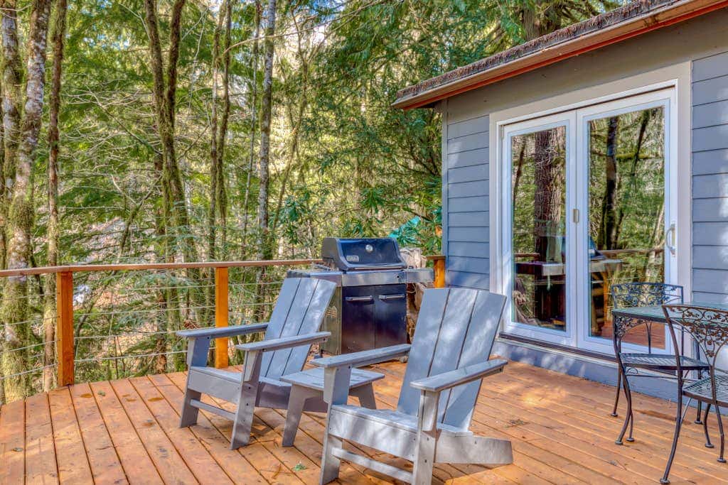 Rustic lodge with private hot tub, fireplace & riverfront views  - dog-friendly