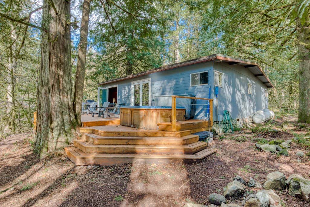 Rustic lodge with private hot tub, fireplace & riverfront views  - dog-friendly