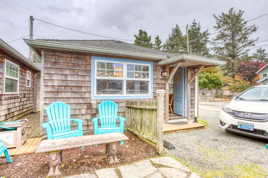 Serene Dog-Friendly Cottage - Blocks to Beach & Downtown